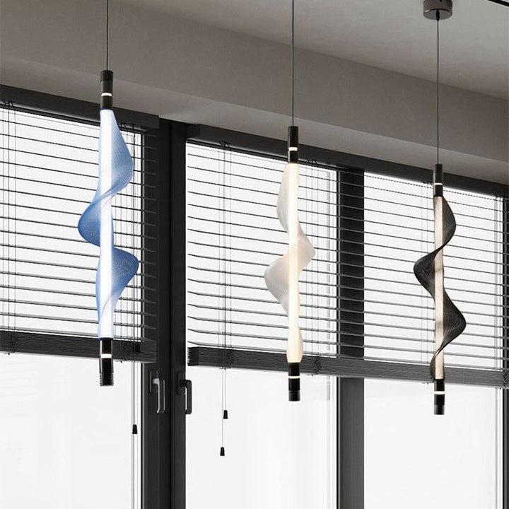 Suspensions LED verticales à ondulation moderne devant une grande verrière.