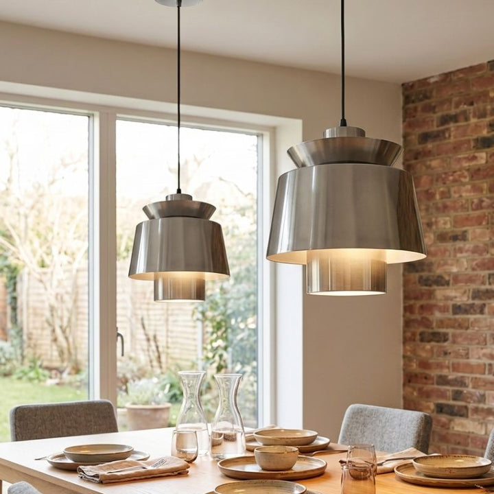 Pièce de vie avec suspensions en métal brossé, décoration industrielle moderne.