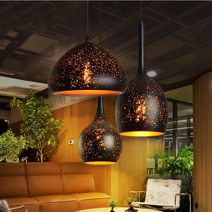 Suspensions constellation perforées en métal diffusant une douce lumière tamisée dans un salon chaleureux.