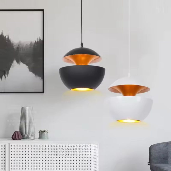 Suspensions noire et blanche à double coque, au design rétro-futuriste avec intérieur cuivré