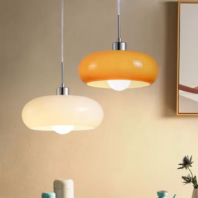 Duo de suspensions en opaline orange et blanche, parfait pour une décoration moderne et lumineuse.