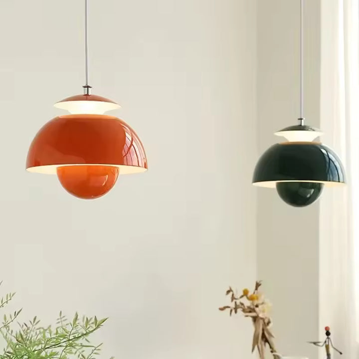 Duo de luminaires orange et vert à dôme et sphère, au style rétro-futuriste et design seventies