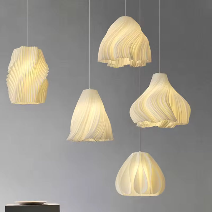 Collection de suspensions plissées aux formes organiques et sculpturales, dans un style design contemporain
