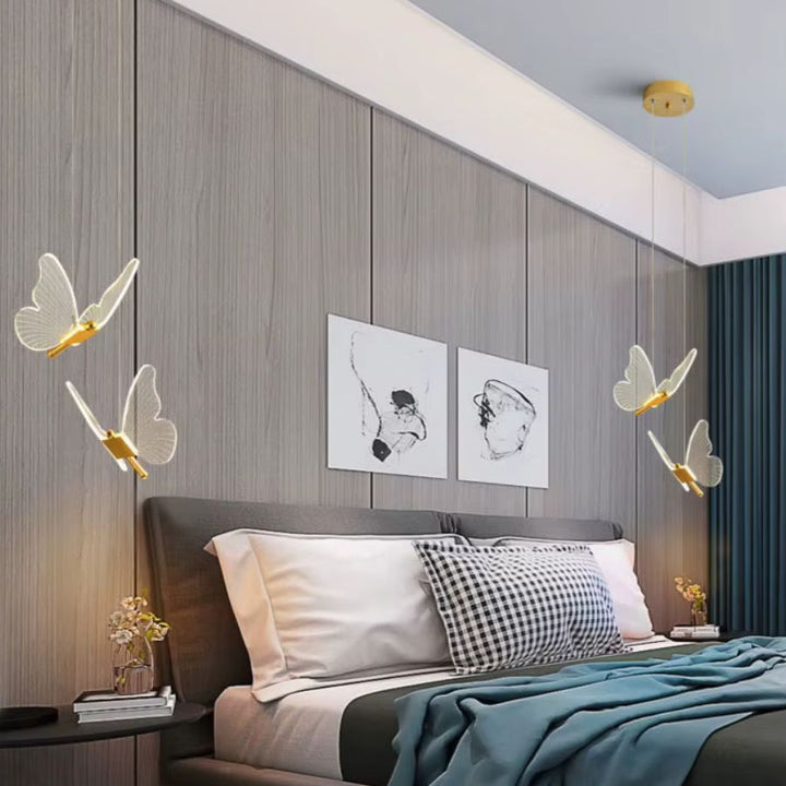 De chaque côté du lit, quatre papillons lumineux créent une composition décorative légère et contemporaine