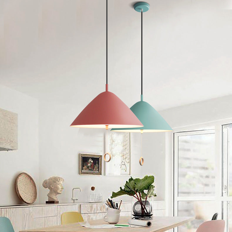 Suspensions aux teintes pastel dans une salle à manger lumineuse et accueillante.