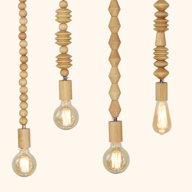 Ensemble de suspensions perle en bois avec designs variés, combinant élégance naturelle et éclairage moderne.