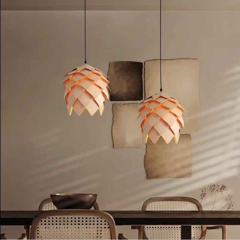 Duo de suspensions pomme de pin en bois de chêne dans une salle à manger aux influences japandi et naturelles