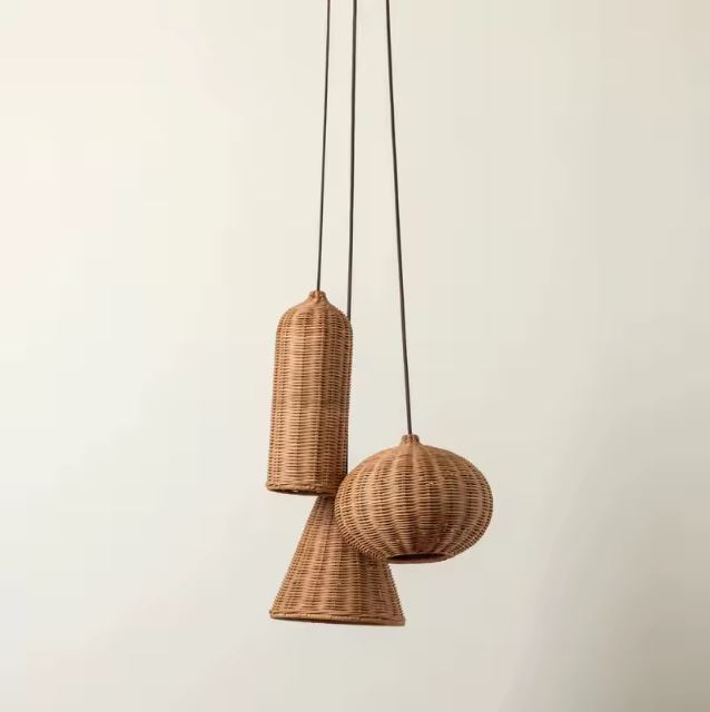 Ensemble de trois petites suspensions en rotin avec un design original et naturel pour une décoration unique.