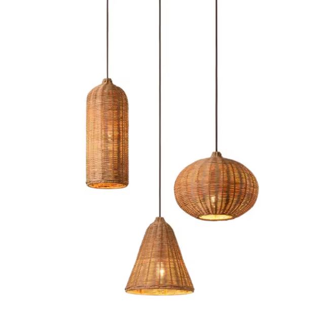 Trio de suspensions lumineuses en rotin naturel, idéales pour créer une atmosphère chaleureuse et moderne.