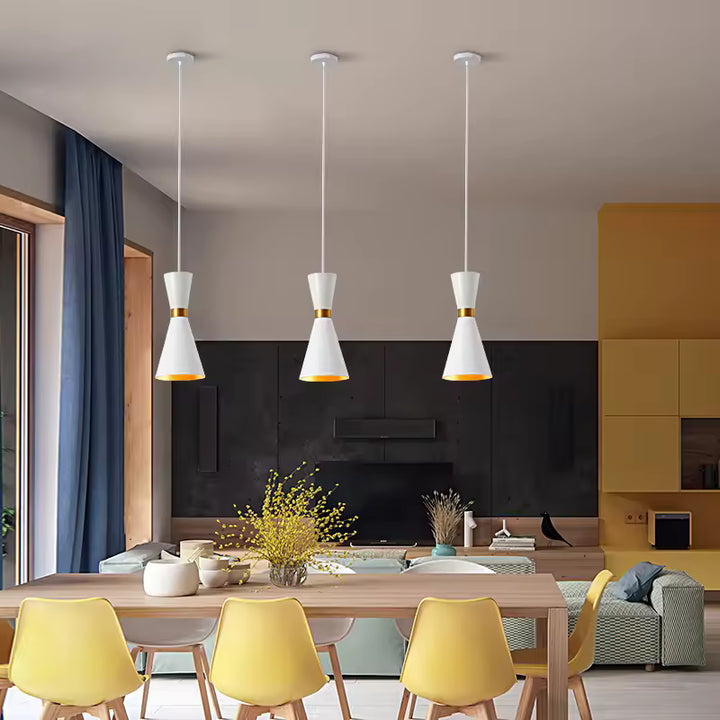 Alignement de suspensions sablier en métal blanc et doré dans une salle à manger moderne et graphique