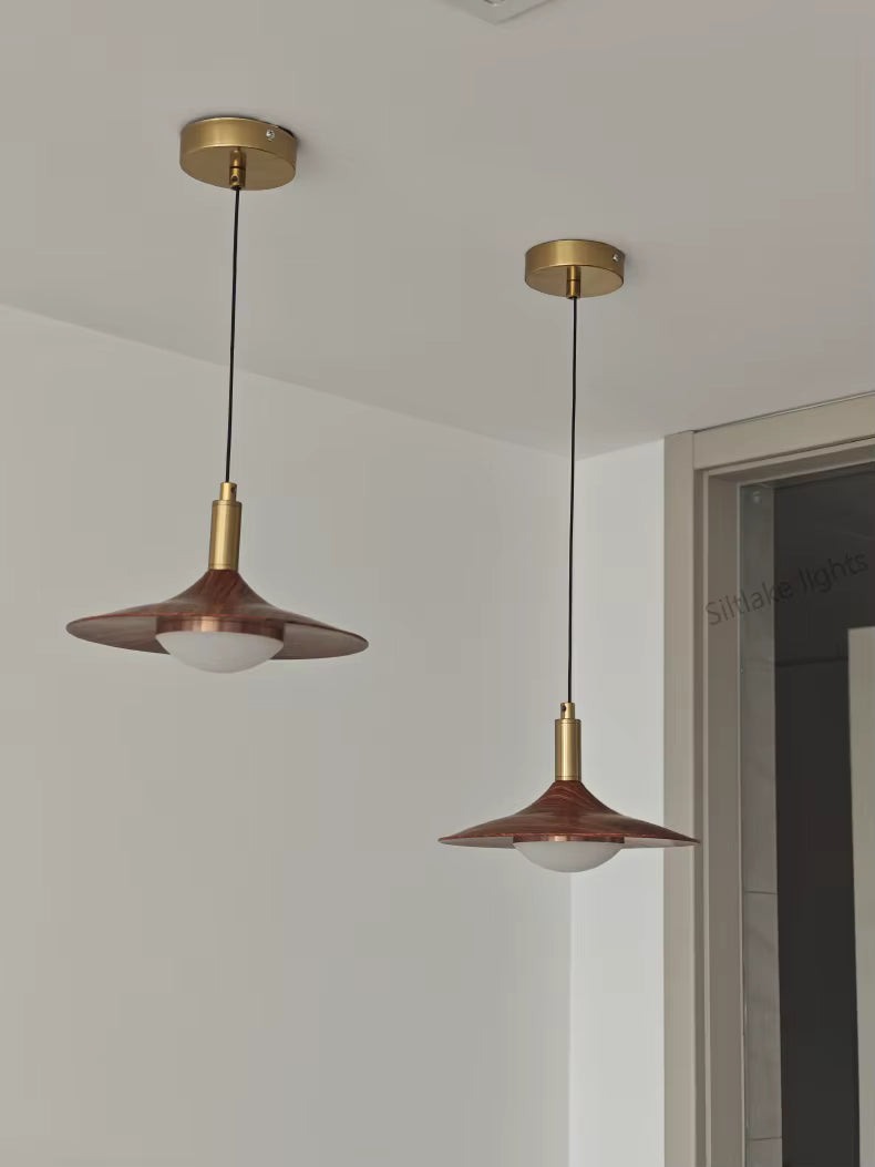 Duo de suspensions soucoupe effet bois aux lignes évasées et détails dorés, dans un esprit mid-century moderne