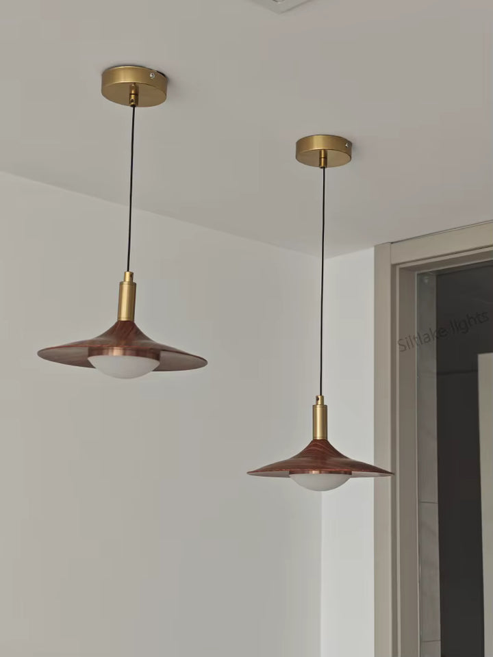Duo de suspensions soucoupe effet bois aux lignes évasées et détails dorés, dans un esprit mid-century moderne