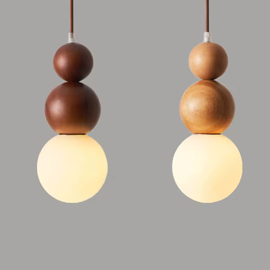 Deux suspensions totem en bois clair et foncé à globe opalin, au design sculptural, naturel et minimaliste