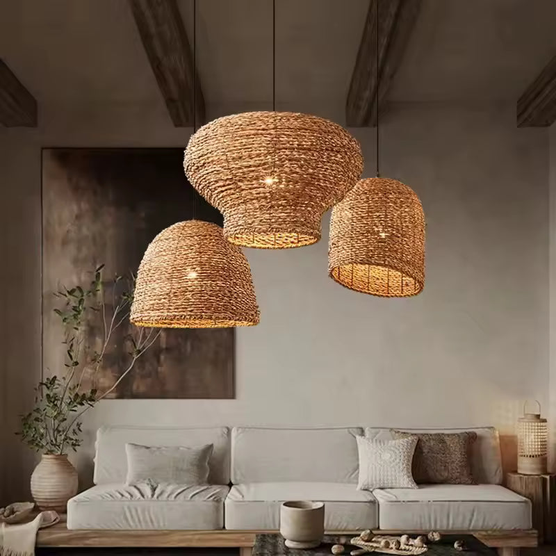 Suspensions tressées en fibre naturelle aux formes arrondies, dans un salon apaisant d’inspiration wabi-sabi