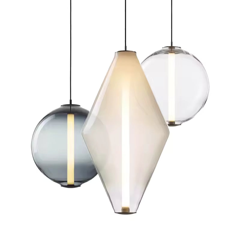 Composition de luminaires en verre rond et facetté, aux finitions fumée, tansparent et blanc, avec éclairage vertical intégré