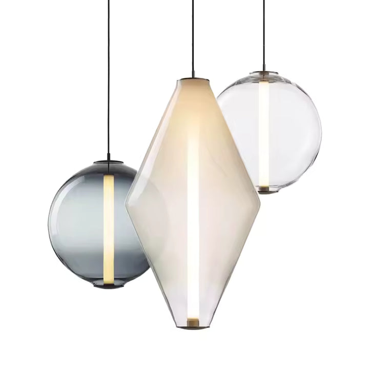 Composition de luminaires en verre rond et facetté, aux finitions fumée, tansparent et blanc, avec éclairage vertical intégré
