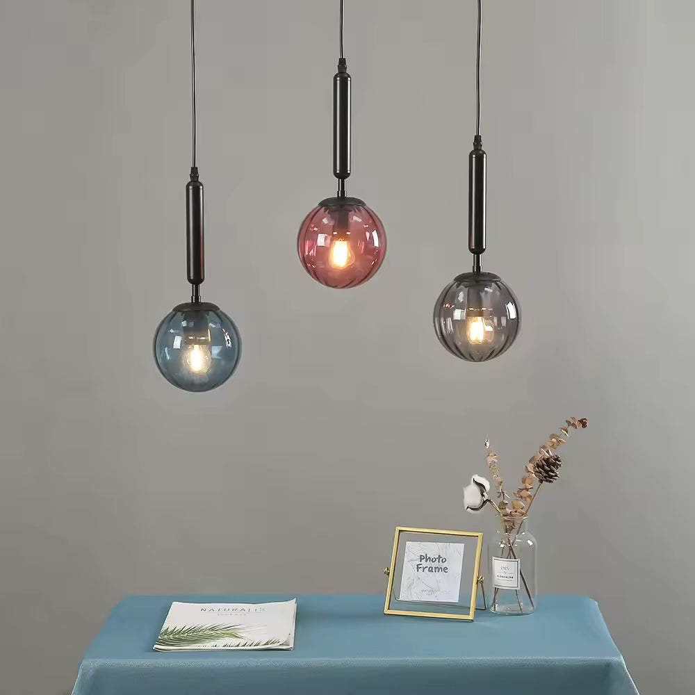 Composition de trois suspensions en verre bleu, rose et fumé avec tiges noires, au charme rétro et contemporain