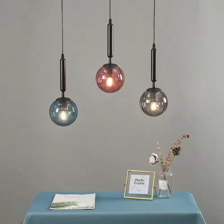 Composition de trois suspensions en verre bleu, rose et fumé avec tiges noires, au charme rétro et contemporain