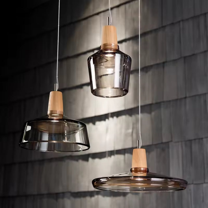 Composition de luminaires en verre fumé et bois aux formes sculpturales, dans un décor contemporain
