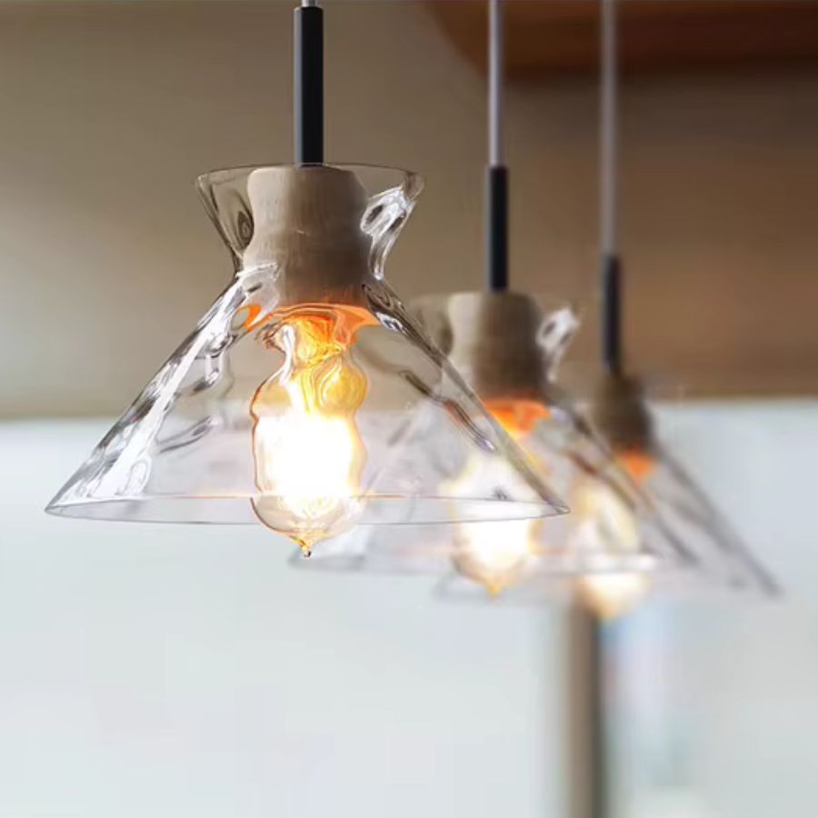 Alignement de suspensions en verre ondulé et bois à abat-jour évasés, au style scandinave chaleureux