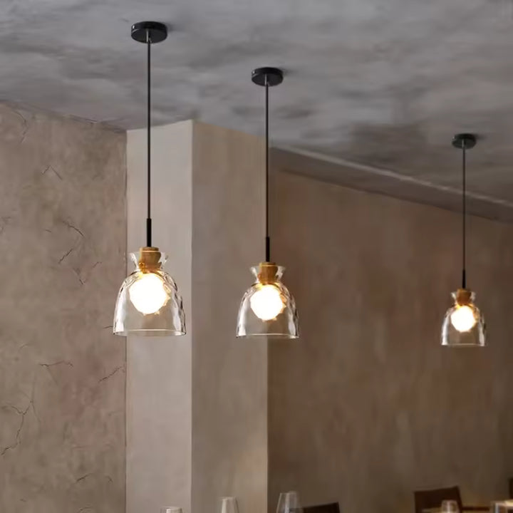 Ensemble de suspensions en verre ondulé et bois alignées, au style contemporain naturel et raffiné