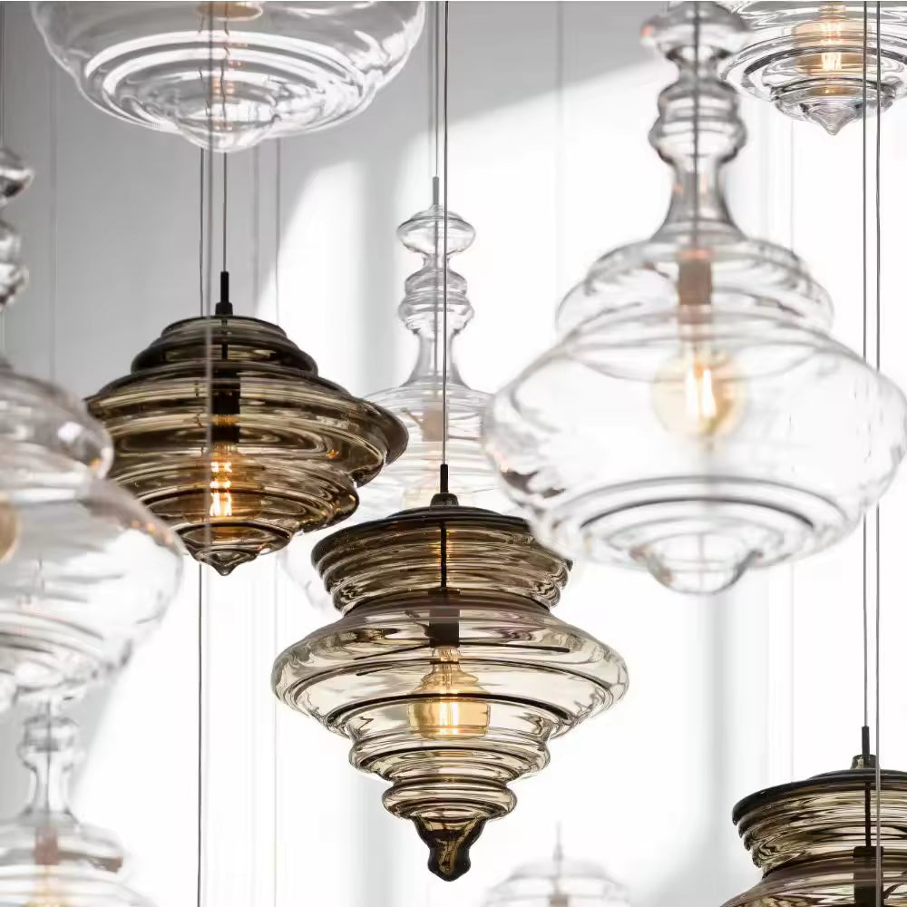 Ensemble de suspensions en verre soufflé transparent et fumé, aux reliefs concentriques et silhouettes sculpturales.