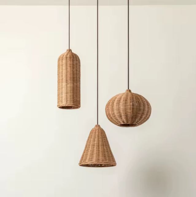 Trio de petites suspensions en rotin naturel, parfaites pour une décoration élégante et organique.