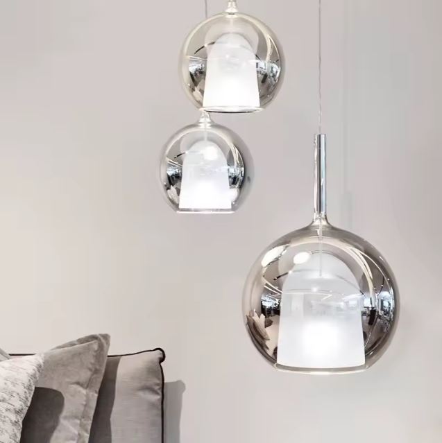 Trio de suspensions boule en verre fumé argenté, ambiance sophistiquée au style contemporain et luxueux.