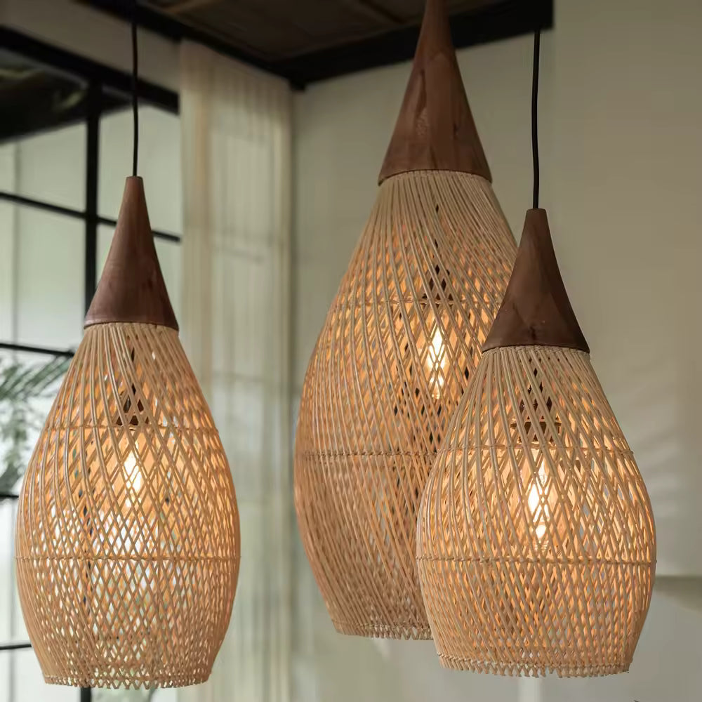 Trois suspensions en rotin naturel à col en bois diffusent une lumière chaleureuse au style bohème et contemporain