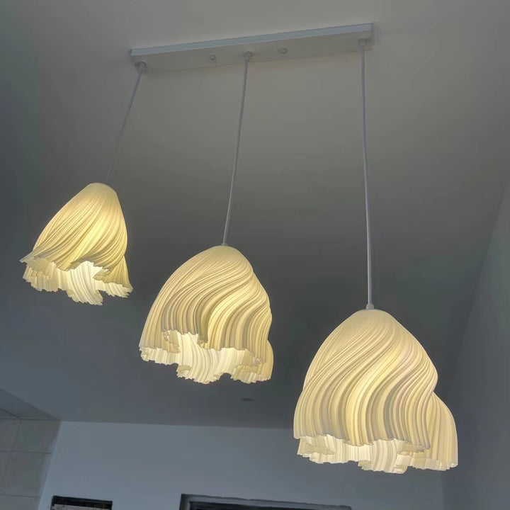 Triple suspension plissée aux volumes sculpturaux et courbes fluides, dans un esprit design organique contemporain