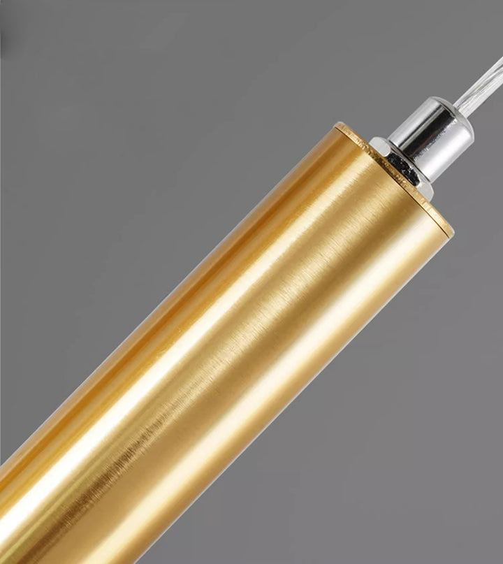 Détail d'un tube lumineux cylindrique doré à LED avec une finition haut de gamme.