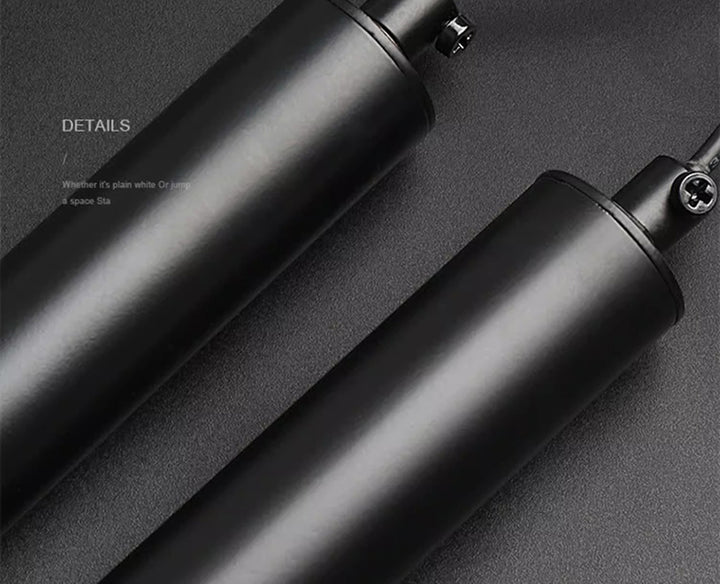 Paire de tubes cylindriques en métal noir mat pour suspension contemporaine.