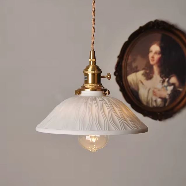 Suspension en céramique blanche nervurée à collerette large, parfaite pour une décoration classique, rétro élégante ou inspirée de l’artisanat raffiné.