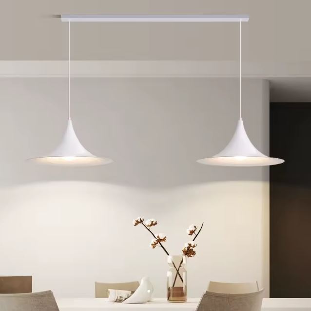 Suspension linéaire 2 lampes blanches au-dessus d’une table, dans un esprit japandi, scandinave et contemporain.
