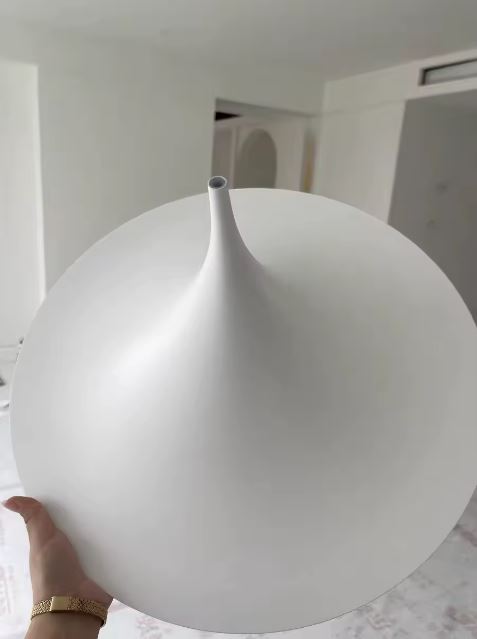 Vue de dessus de la suspension blanche, forme disque conique entre modernisme, bauhaus et esprit japandi.