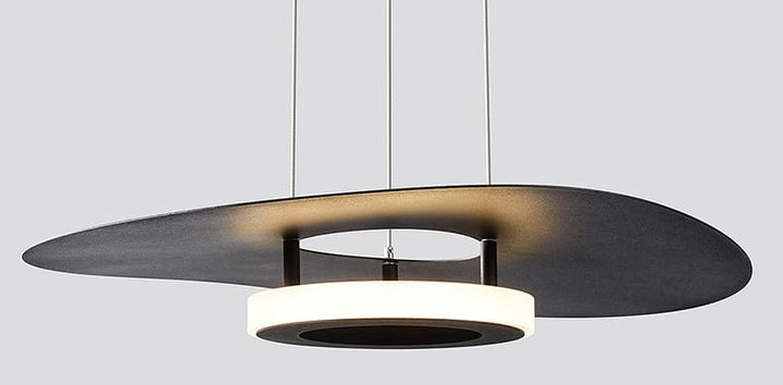 Vue de face d'une suspension disque flottant noir mettant en valeur son halo lumineux LED.