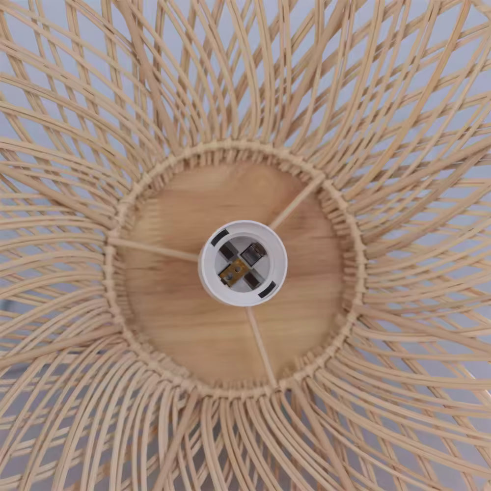 Vue intérieure de la suspension en rotin naturel, révélant son tressage ajouré et sa conception au style artisanal