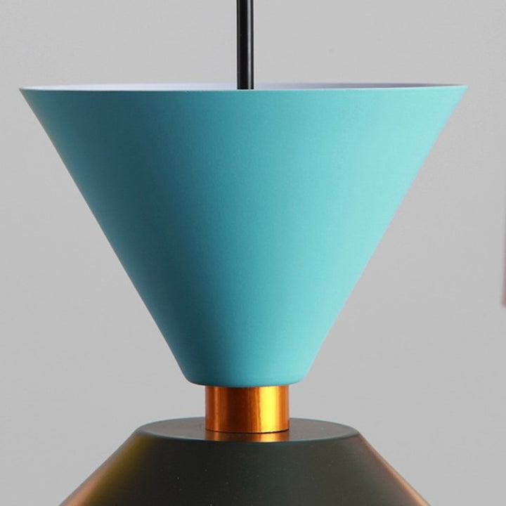 Gros plan sur la forme géométrique conique d'un abat-jour bleu cyan et noir aux finitions métalliques soignées.