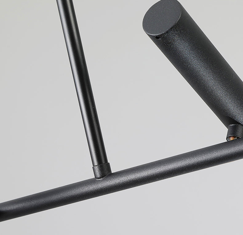 Détail de la structure en métal noir mat de la suspension à cylindres LED orientés.