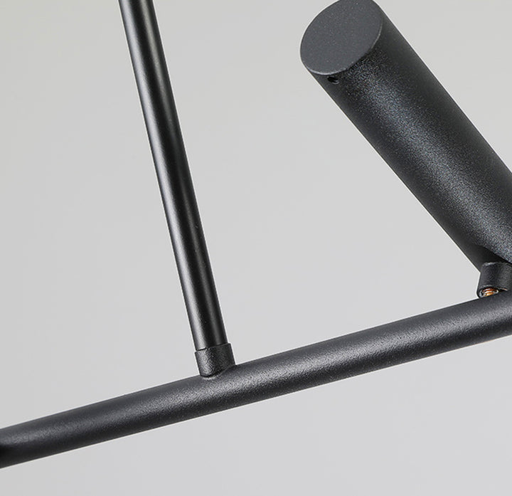 Détail de la structure en métal noir mat de la suspension à cylindres LED orientés.