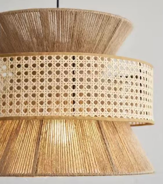 Détail d’une suspension corde naturelle avec tressage en corde brute et bande de cannage, pour une finition artisanale authentique.