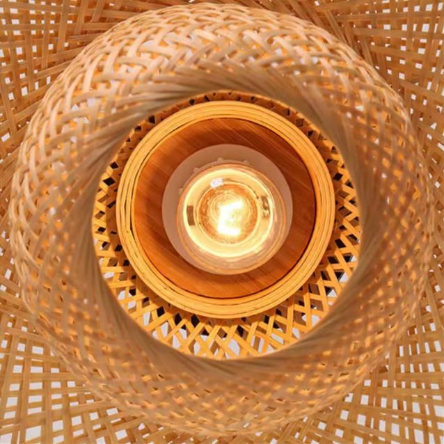 Vue rapprochée d’une suspension libellule en bambou, mettant en valeur son tressage artisanal et la diffusion de lumière douce.